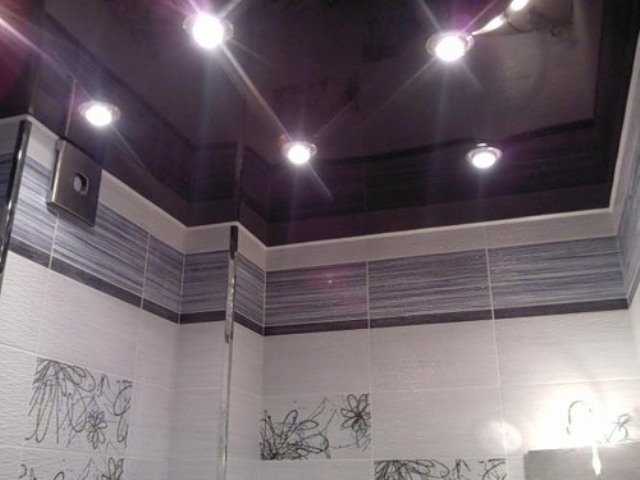 натяжной потолок в ванную