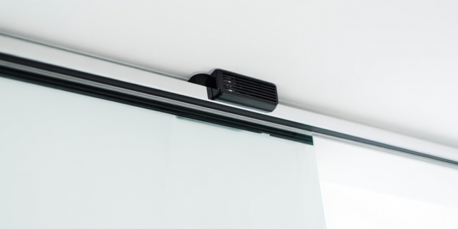 Большие окна с электрокарнизами: решение для загородных коттеджей