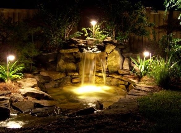 садовые фонари в водоеме на даче