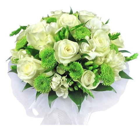 букет цветов с зеленью