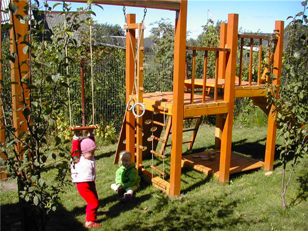 Как обустроить деревянную игровую площадку для детей на даче