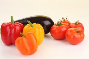 Как ускорить созревание томатов, перцев, баклажанов, огурцов осенью