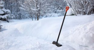 Уборка снега лопатой - как правильно чистить снег