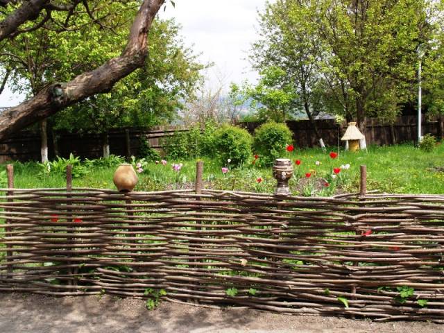 Плетеный забор на даче