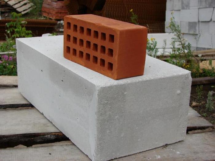 Кирпич или пеноблоки: из какого материала лучше построить дом