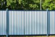 Заборы из профнастила: как выбрать, чтобы служил долго и радовал глаз
