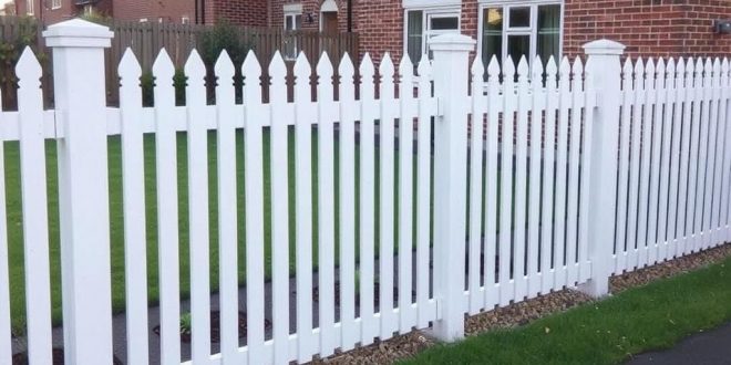 Заборы из евроштакетника: практично, аккуратно и с характером