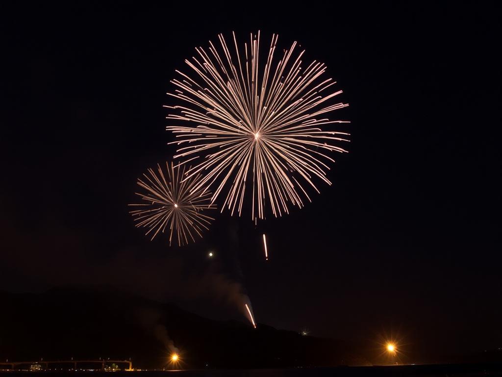 Летающие фейерверки: почему небо продолжает манить искрами